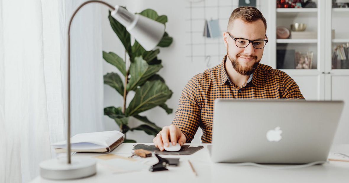 Manager travaillant avec un ERP sur son ordinateur